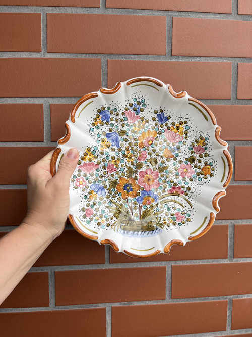 Ručně malovaný závěsný talíř 25 cm, fajáns Francie — foto 5