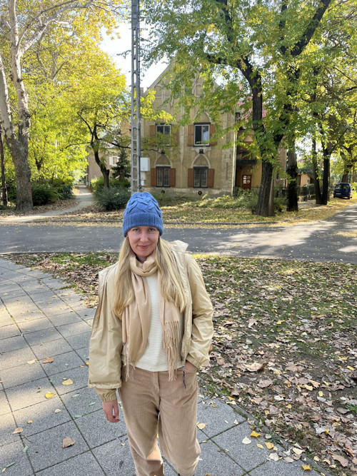 Pletená čepice s copy — foto 3