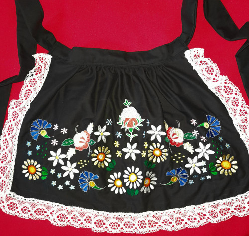 Černá zástěrka, zástěra ke kroji. — foto 2