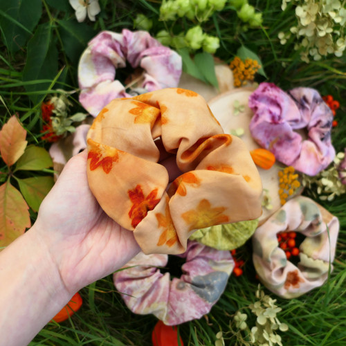 Gumička scrunchie, přírodně barvená — foto 2
