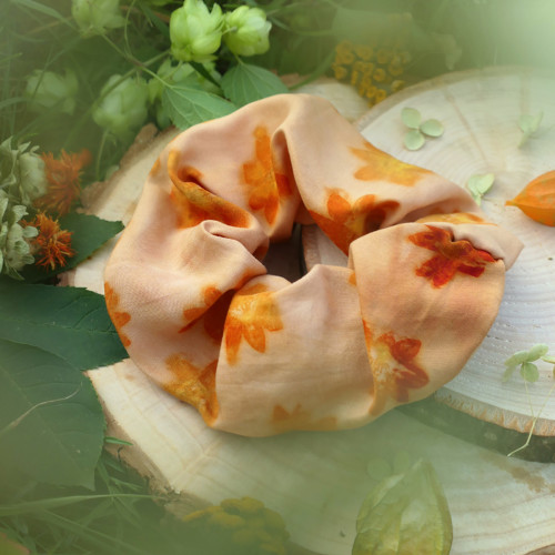 Gumička scrunchie, přírodně barvená — foto 3