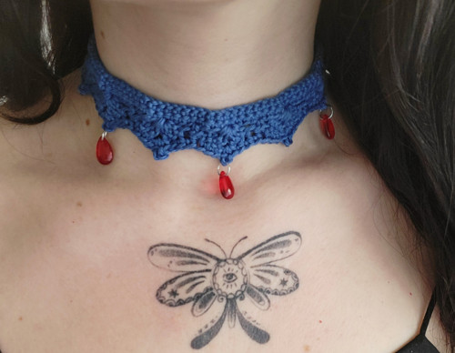 Háčkovaný choker "Larmes Rouges" — foto 2