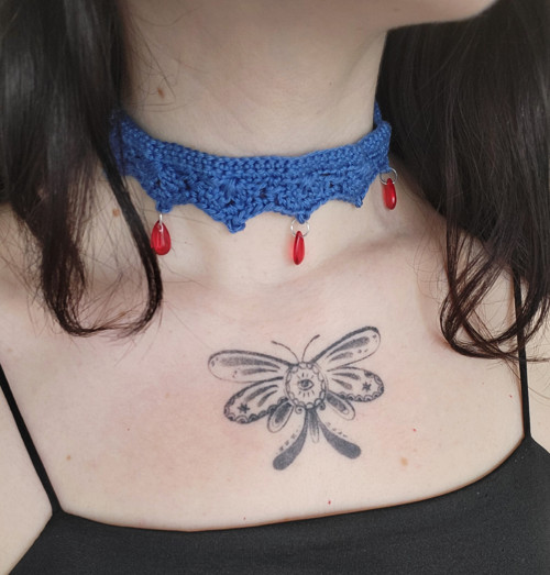 Háčkovaný choker "Larmes Rouges" — foto 4