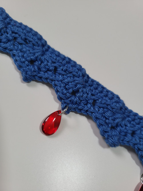 Háčkovaný choker "Larmes Rouges" — foto 3