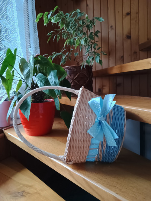 Celovyplétaný košík s uchem a stuhou — foto 5