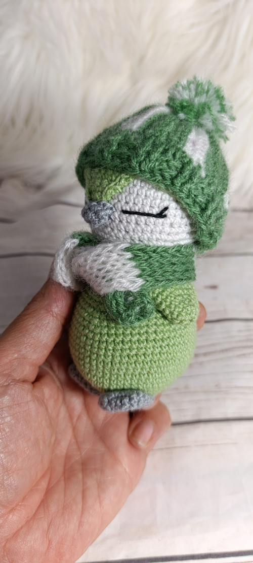 Háčkovaný tučňák miminko zelenkavý 10cm — foto 2