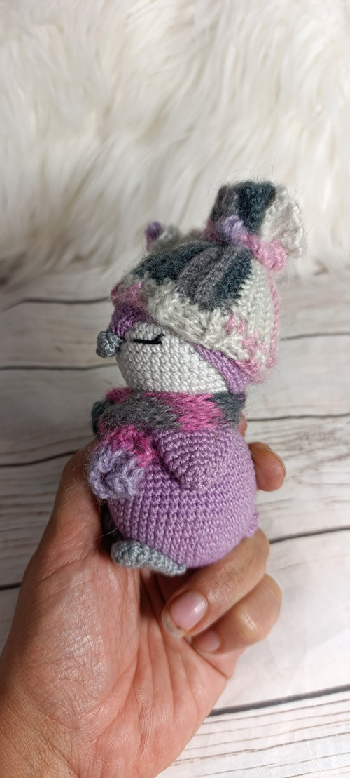 Háčkovaný tučňák miminko levandulový 10cm — foto 2