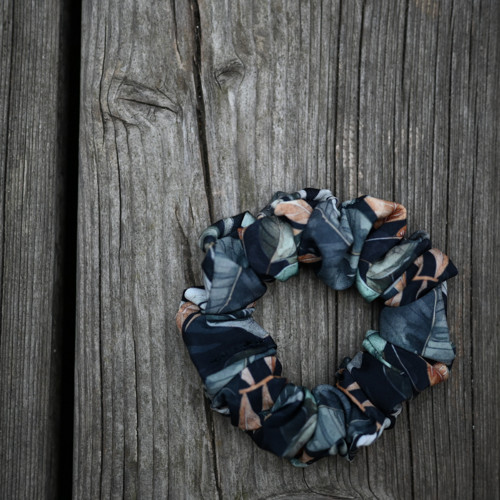 Scrunchie Černozlaté listy - širší — foto 2