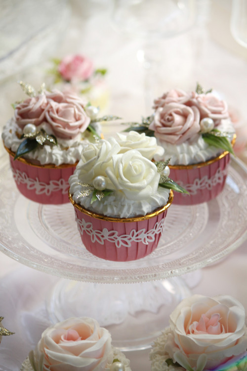Faux cupcake se šlehačkou a růžičkami — foto 4