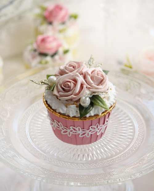 Faux cupcake se šlehačkou a růžičkami — foto 3