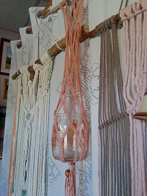 Macramé závěs s látkovými květy — foto 3