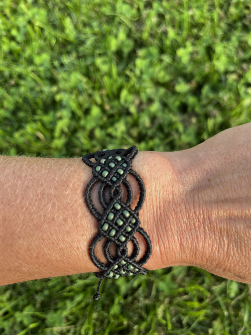 Černý macramé náramek s korálky — foto 3