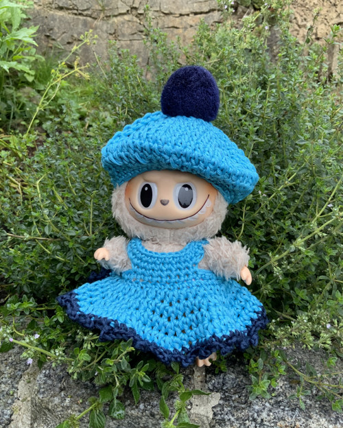 Šatičky a baret s bambulkou pro Labubu — foto 2