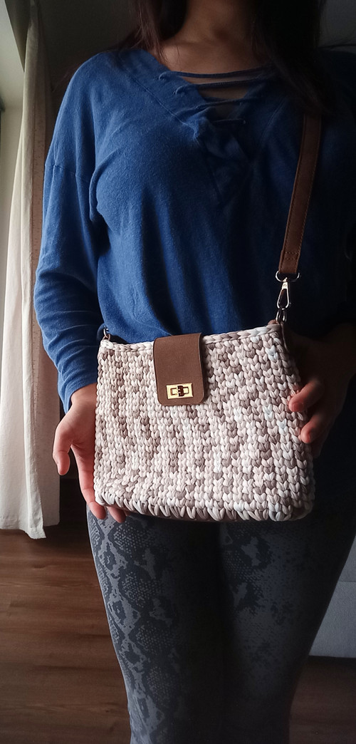 Háčkovaná mini kabelka v přírodních tónech — foto 2