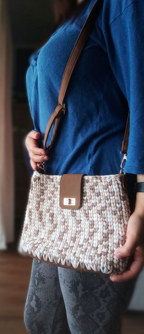 Háčkovaná mini kabelka v přírodních tónech — foto 3