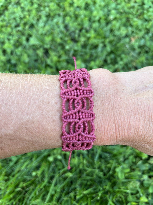 Malinový macramé náramek — foto 4