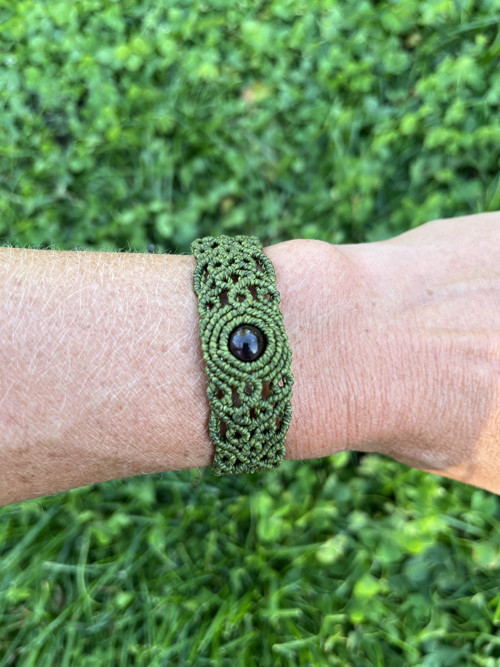 Zelený macramé náramek s granátem — foto 4