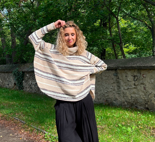 Pruhované rolákové pončo — foto 3