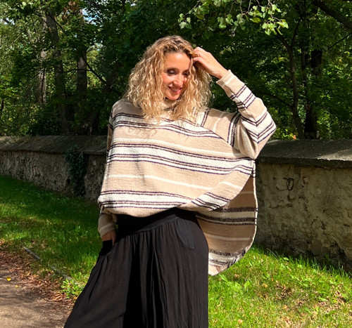 Pruhované rolákové pončo — foto 6