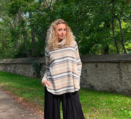Pruhované rolákové pončo — foto 4