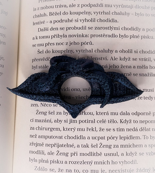 Držák stránek chobotnice temně modrá — foto 3
