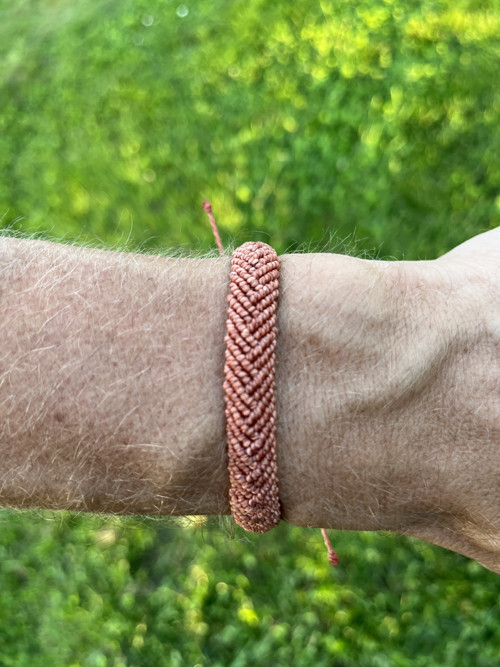 Pánský cihlový macramé náramek — foto 4