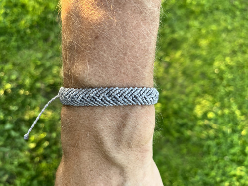 Pánský šedý macramé náramek — foto 4
