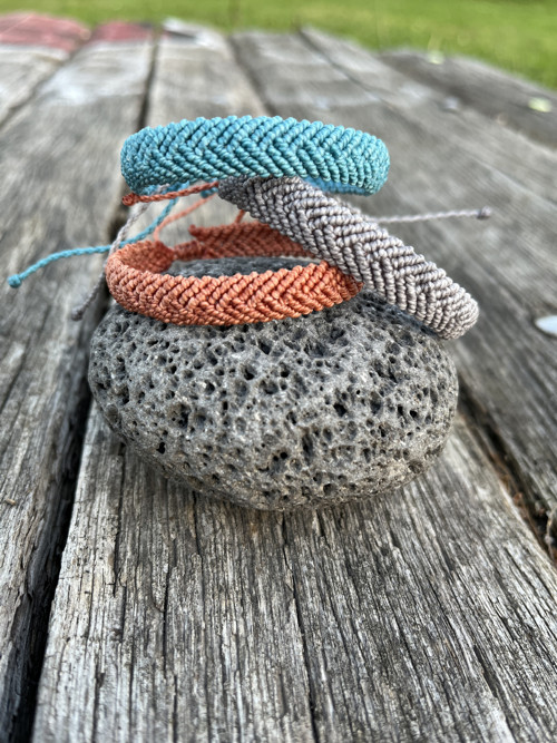 Pánský šedý macramé náramek — foto 2