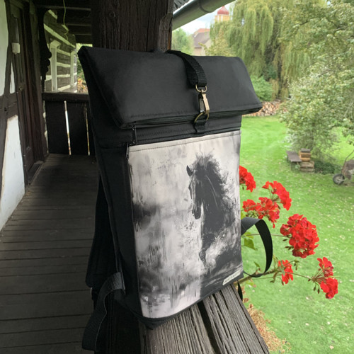 Kůň + přední kapsa na zip — foto 4