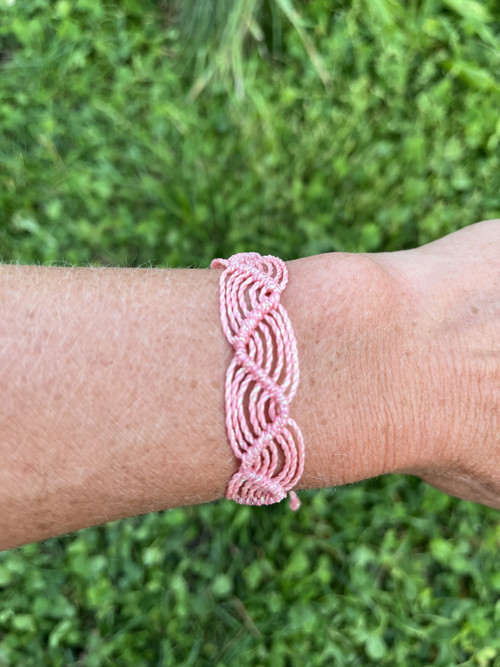 Lososový macramé náramek — foto 4