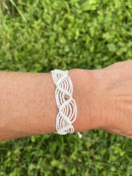Bílý macramé náramek — foto 4