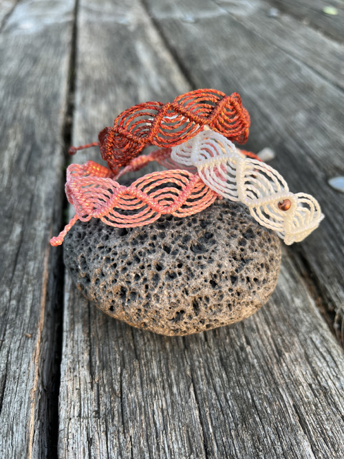 Bílý macramé náramek — foto 2