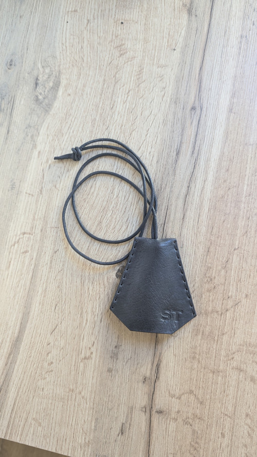 Kožená klíčenka na krk — foto 2