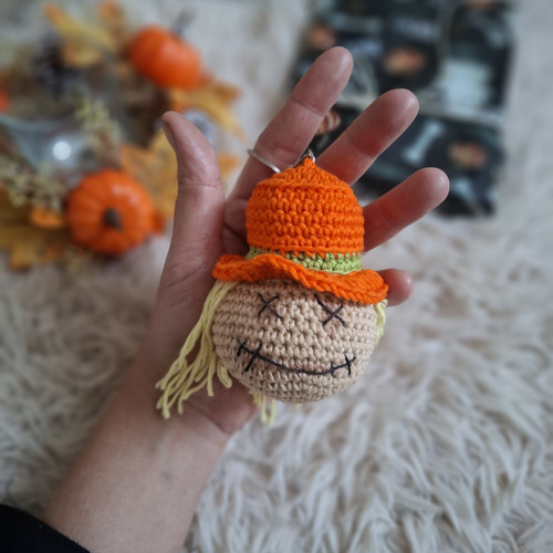 Háčkovaný klíčenka strašáka Luďka — foto 2