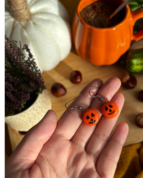 Halloweenské makronky (visací náušnice) — foto 3