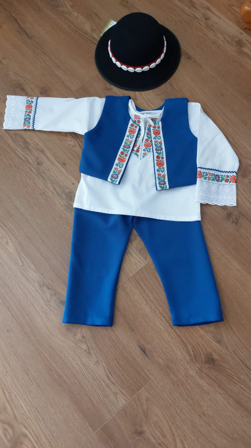 Krásny chlapčenský kroj — foto 3