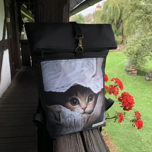 Kočka v novinách + přední kapsa na zip — foto 4