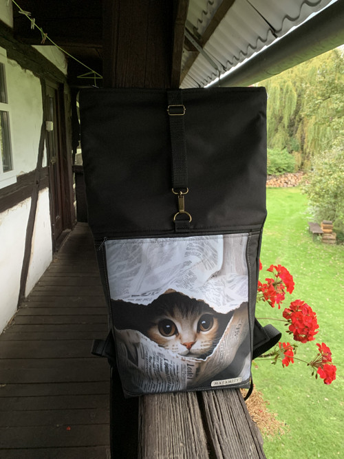 Kočka v novinách + přední kapsa na zip — foto 2