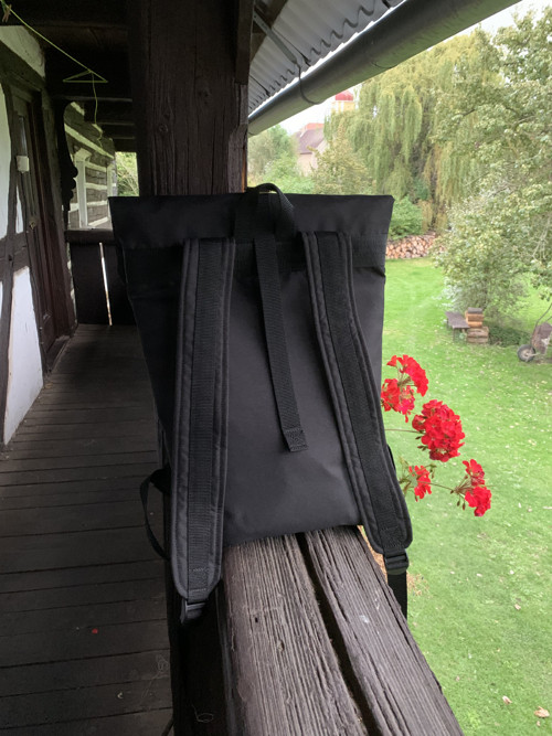 Kočka v novinách + přední kapsa na zip — foto 5