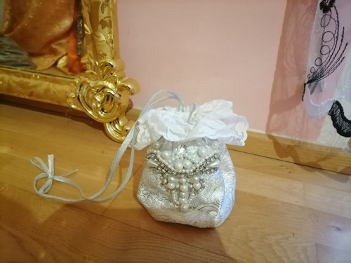 Pompadůrka stříbrno-bílá — foto 3