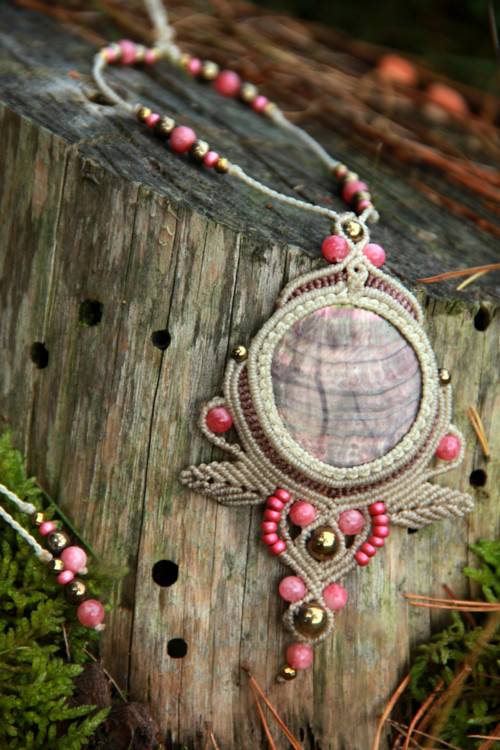 Makrame boho náhrdelník s perletí růžový — foto 4