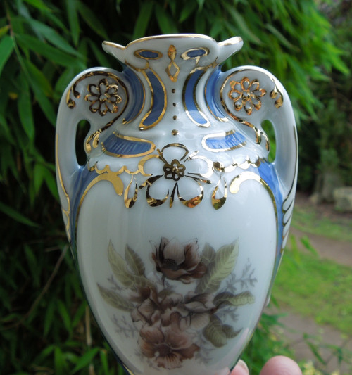 Značená porcelánová vázička — foto 4