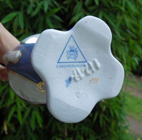 Značená porcelánová vázička — foto 5