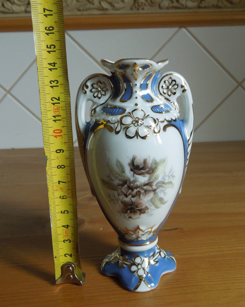 Značená porcelánová vázička — foto 6