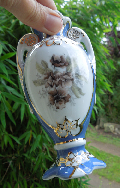 Značená porcelánová vázička — foto 2