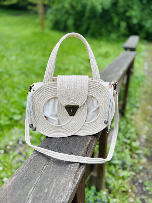 Elegantní béžová kabelka — foto 2