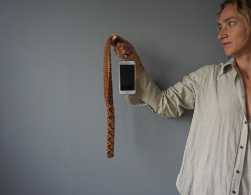 Macramé popruh na telefon Caramel — foto 3
