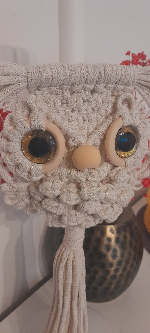 Macrame Sovička - bílá se zlatou nitkou — foto 4