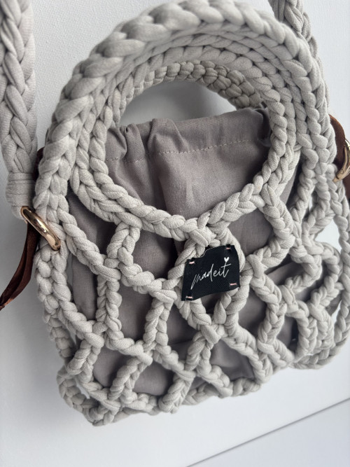 Háčkovaná kabelka síťovka – šedá — foto 3