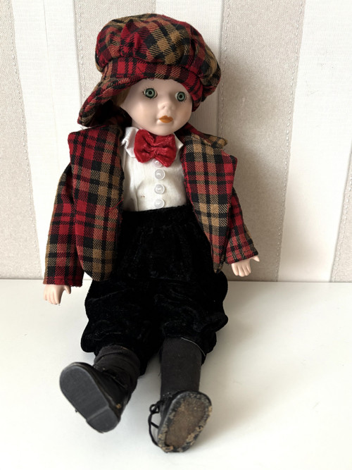 Porcelánová postavička chlapeček Filip — foto 2